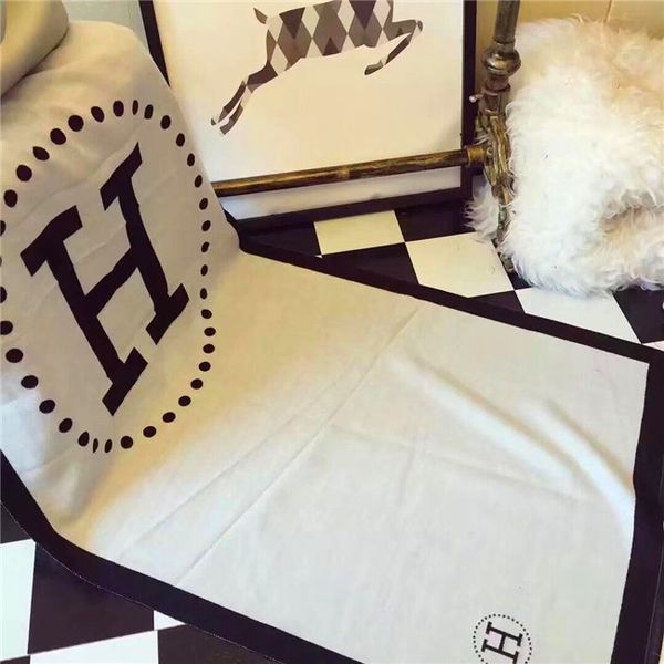 

2019super bright and expensive monoque scarf is a new product for autumn/winter 2019, which is designed for female designers box, Blue;gray