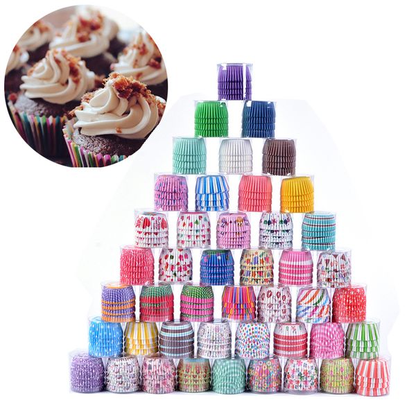 Tazze di carta da forno a cupcake per le fodere per cupcake muffin colorate arcobaleno combinata di tazze da forno monouso set di utensili da decorazione di stampo per torta 60 colori