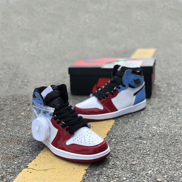 

2019 top 1 ретро высокий бесстрашный unc чикаго баскетбольная обувь белый / университет синий-университетский красный-черный ck5666-100 40-4