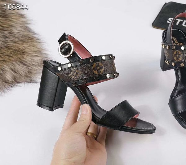 

Классический женский бренд красный низ высокие каблуки лакированная кожа острым