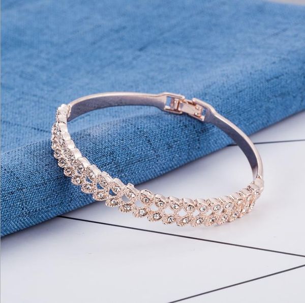 

european and american fashion bracelet, female student inlaid with diamonds, all kinds of popular hand ornaments, sweet rose gold bracelet, Golden;silver