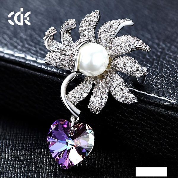 

the new european and american pearl brooch uses swarovski crystal lady brooch, Gray