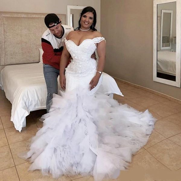 

african plus size wedding dresses off the shoulder 3d appliqued bridal gowns tulle tiered robes de mariée mermaid wedding dress dubai, White