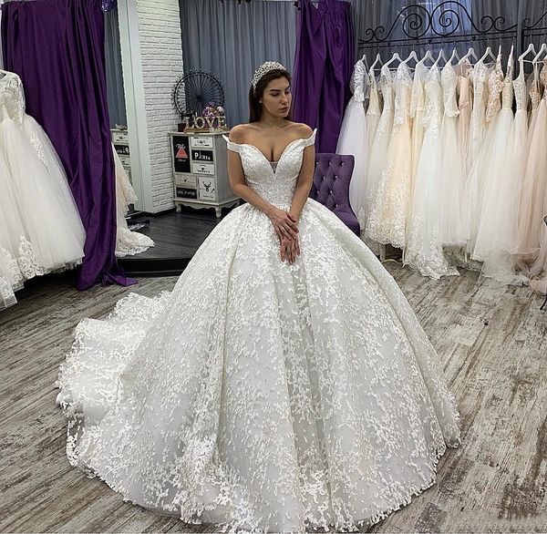 Splendidi abiti da ballo in pizzo Abiti gonfie dalla spalla Arabia saudita in avorio più size abiti da sposa da sposa