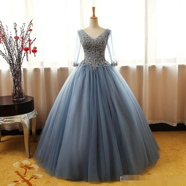 Quinceanera Abiti blu Dusty Long Long Illusion Tulle Sheer V Neck Oro Applique Oro Sweet Pur Ball Abito da ballo su misura.