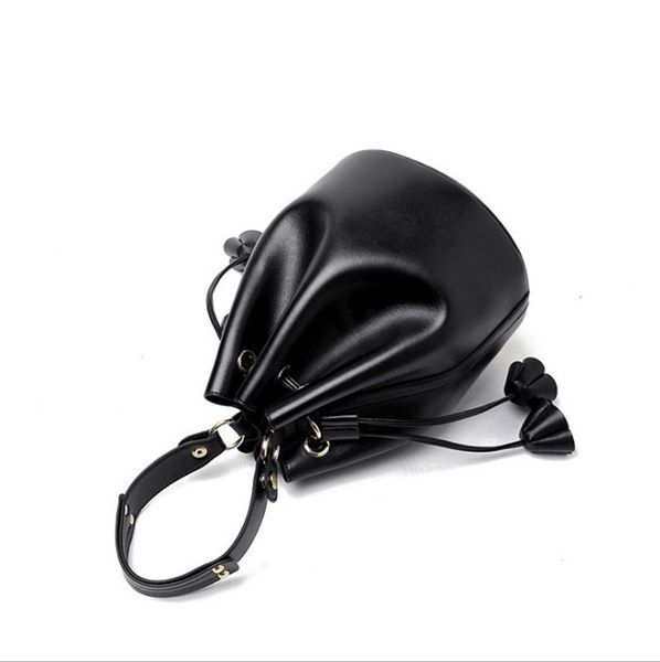 

2020 fashion new women's bag spring and summer simple solid color one shoulder diagonal leisure bucket bag ing
