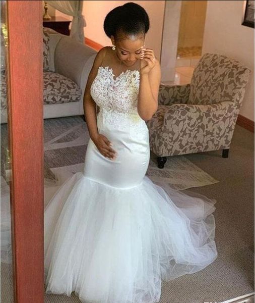 Graziosi abiti da sposa a sirena con collo trasparente bianco Applicazioni in pizzo Perle Abiti da sposa country Abito da sposa sudafricano con fondo in tulle