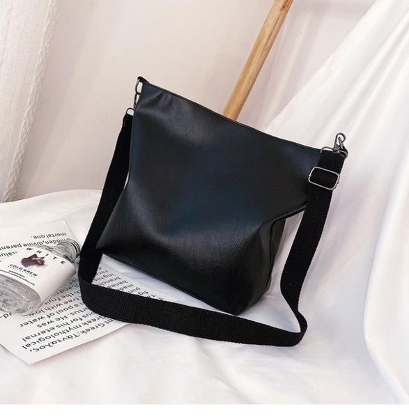 

new net red bag female 2020 tide korean version of the wild female bag autumn and winter pu shoulder shoulder bucket