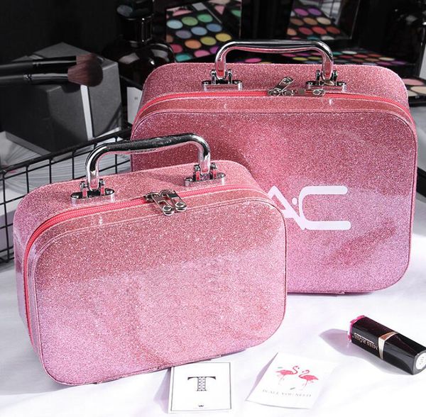 

Известного M Марка Cosmetic Bag Макияж сумка Портативный PU Женщина Макияж чехол для хранения сумки для путешествий Wash Bag 6 цветов Больших Малого размера оптового