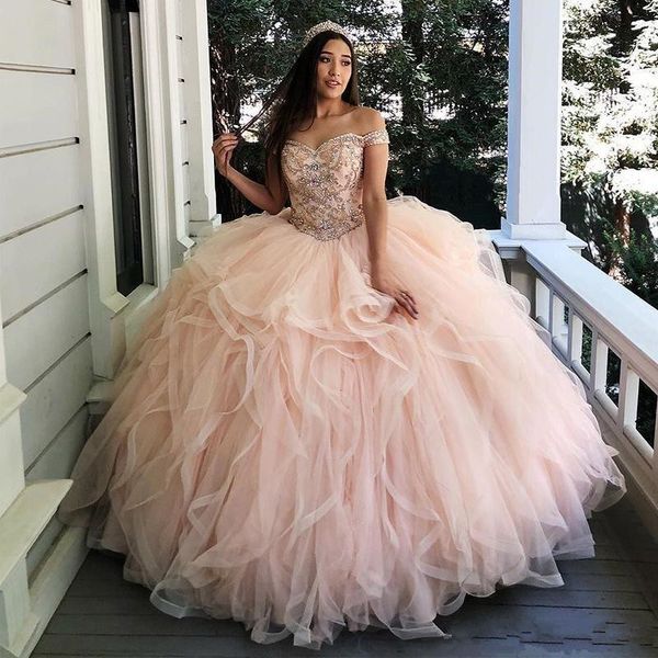 Errötende Rüschen, abgestufte hellrosa Quinceanera-Kleider, schulterfrei, Applikationen, Perlen, Sweet-16-Kleid, Korsett-Rücken, Tüll-Abschlussballkleider