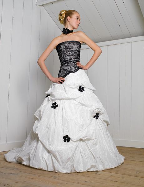 Vintage schwarz-weiße gotische Brautkleider, trägerlose Falten, Spitze, Pick-Ups, Taft, 1950er-Jahre-Brautkleider mit farbigem Korsett-Rücken