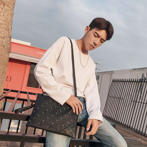 

south korean version of men and women rivet street hand bag single shoulder diagonal cross bag wholesale hand trend handbag
