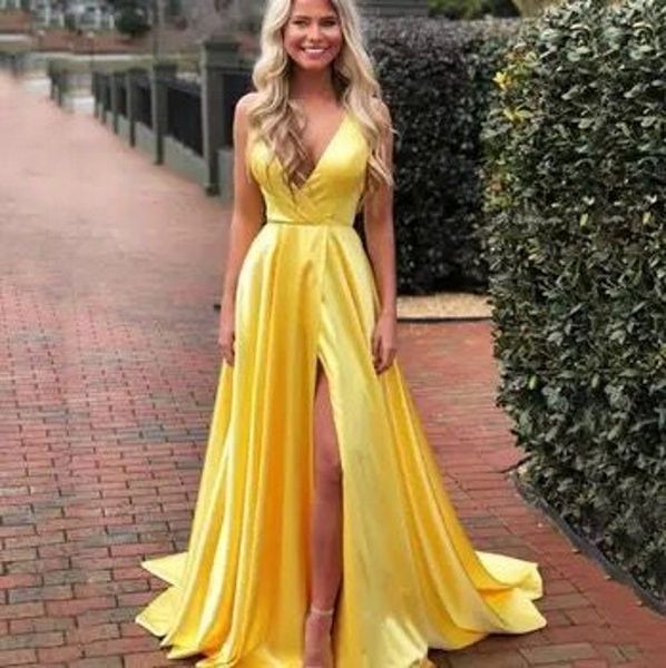 Romântico 2020 V Neck Split A Linha Amarela Prom Dresses baratos Trem da varredura imitado Silk como cetim elegante vestidos de noite formais 2019