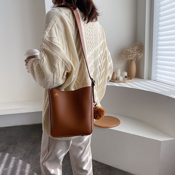 

2020 new shoulder bag solid color leather handbags fashion travel bag large-capacity shopping bucket