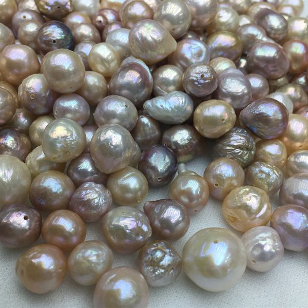 

baroque pearl of natural fresh water is a kind of nuclear odd shaped pearl with bright luster, Silver