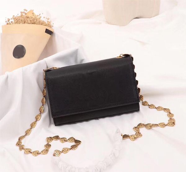 

роскошная дизайнерская сумочка с сердечком и ремешком через плечо