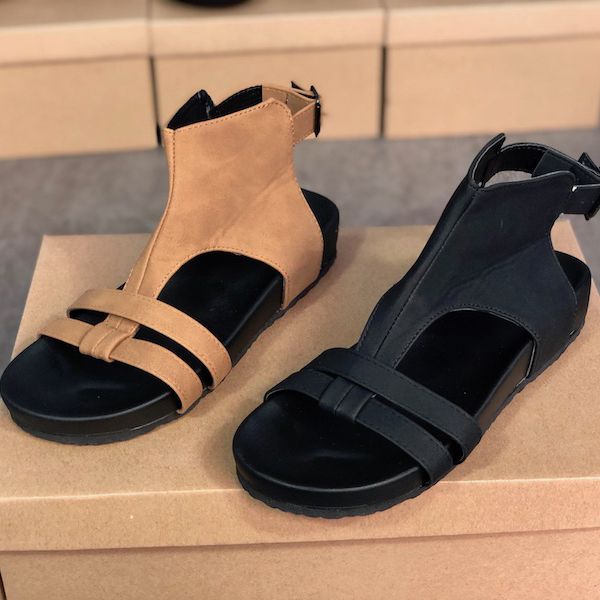 Top Quality Negras alta-top flip-flops Designer Ladies Chinelos Plano Summer Fashion escavar Shoes Buckle Sandals baratos Big Size