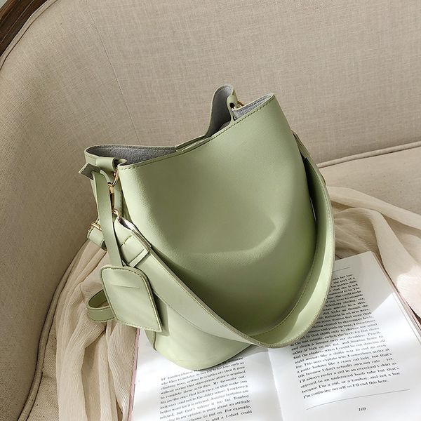 

на новой женской сумке 2019 new mother bucket bag простая сумочка на шпильке плечо