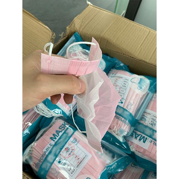 

семейные защитные розовые одноразовые маски для лица толстая 3-слойная маска с ушками для салона, дома удобная в наличии маска 50шт / вакуум