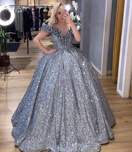 2020 Glitzer Silber Pailletten Arabisch Ballkleider Ballkleider V-Ausschnitt 2020 Schulterfrei Rüschen Maskerade Plus Size Sweet 16 Kleid