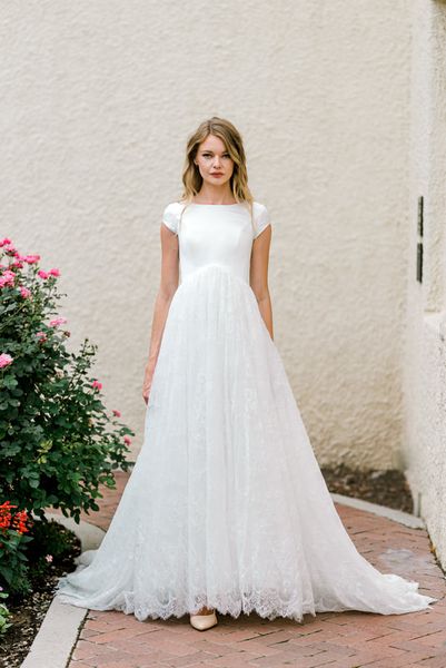 2020 nuovi abiti da sposa modesti vintage a-line con maniche corte gonna in pizzo con top in raso abiti da sposa modesti maniche couture su misura