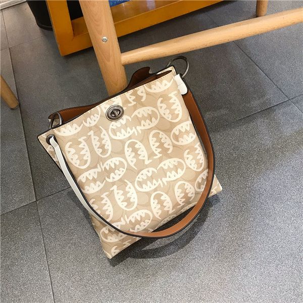 

2020 new trendy print bucket bag large capacity shoulder messenger bag luxury designer bags women bucket
