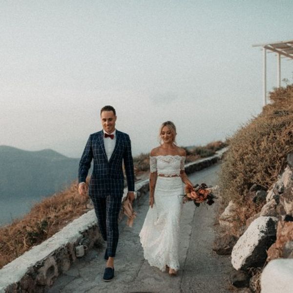 

очаровательная лодка вырез оболочка двухкусочный свадебное платье аппликации покрытые кнопки назад кружева свадебные платья с короткими рука, White