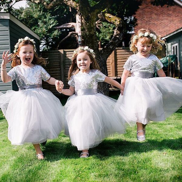 A-Line с короткими рукавами Серебряное платье для девочек с блестками Длина чая Маленькая девочка подружки невесты Свадебные платья для вечеринок на день рождения