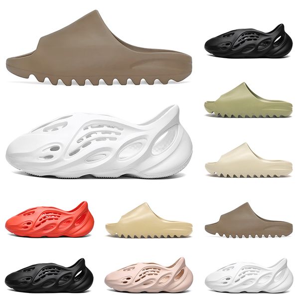 

новый kanye west desert sand смола трусы тройной белый черный земля коричневый дизайнерская обувь foam runner мужчины женщины сандалии разме