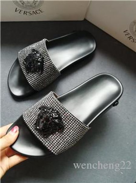 

2020 new designer ladies sandals and slippers are simple and stylish, suitable for indoor and outdoor wear, Black