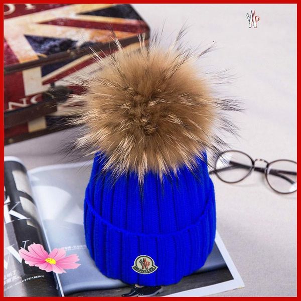 

hot 2019 winter вязаные real fur hat женщины сгущаться шапочки с 15см real енота меховой помпон разминка caps девочка snapback помпоном bean, Blue;gray