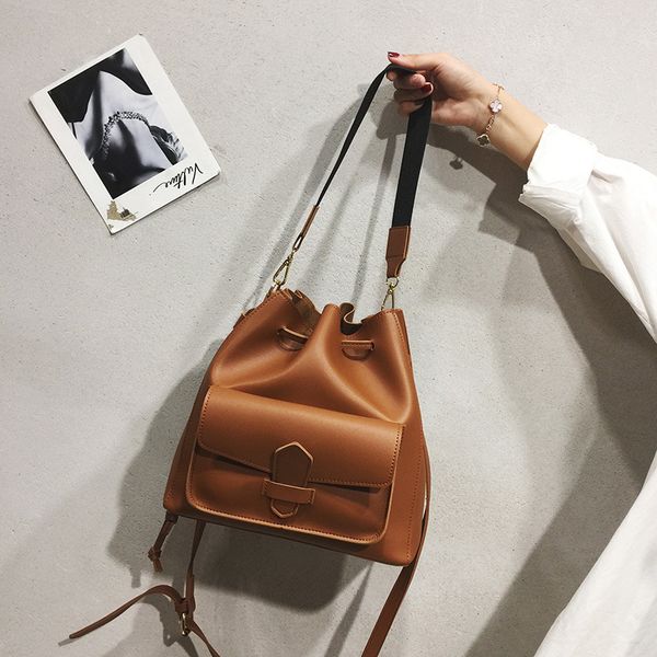 

2020 корейских женщин мешок большой емкости ковша сумка мода плеча мода женщин твердые женщин