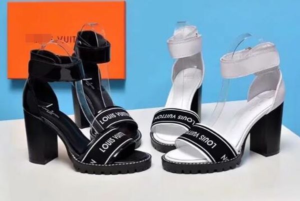 

Новые модные женские летние простые кожаные мягкие удобные нарядные сандалии на