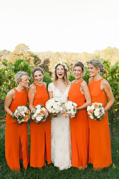 Rustikale orange Hochzeit-Brautjungfernkleider, O-Ausschnitt, langes Chiffon, günstige Sommer-Landhausstil-Strand-Trauzeuginnenkleider mit Vorderschlitz unter 100