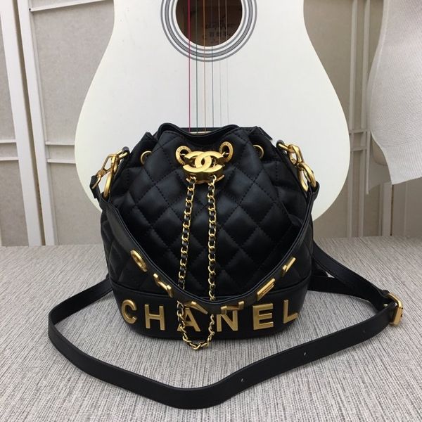 

womens shoulder bag carefully made with a slanted shoulder chain of white-collar ladies must use fashionable caviar size:20*23*13cm