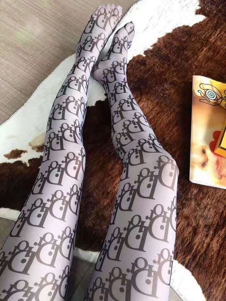 

Дизайнерские женские сиамские носки с роскошным письмом с принтом Марка носков Уличная одежда с отдельной упаковкой Модные женские колготки оптом uukei