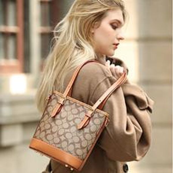 

2019 new european and american fashion bulk printed handbagsaaa300