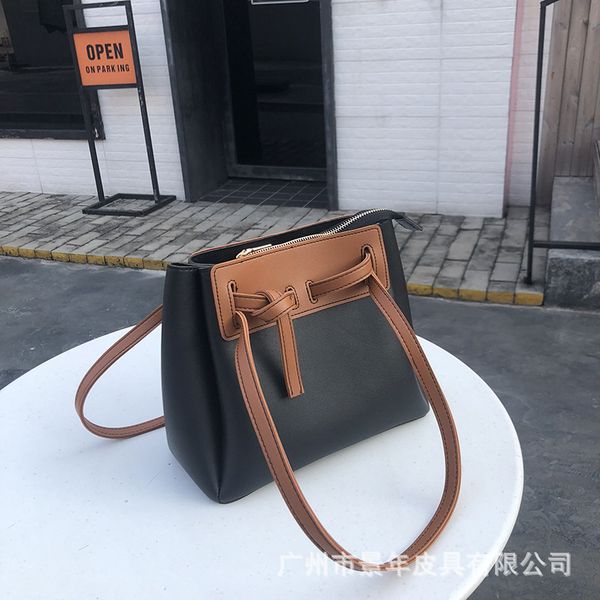 

2020's new one-shoulder high-capacity bag tote fashion crash-colored commuter bag