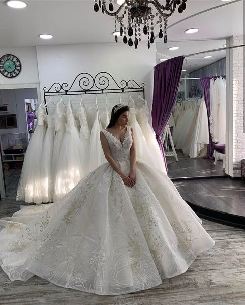 

2019 luxury lace appliqued ball gown princess wedding dress vintage v neck sweep train plus size arabic dubai bridal gown, White