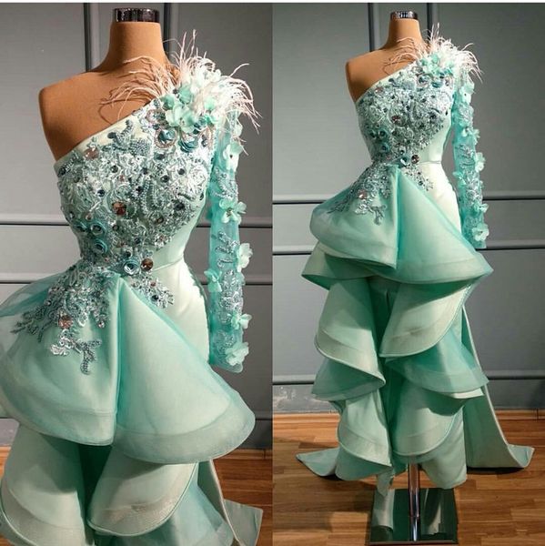 Abiti da sera alti bassi verde menta Una spalla Abito da ballo in piume di cristallo con applicazioni floreali 3D Abiti da festa Increspature di lusso Robes De Soir￩e