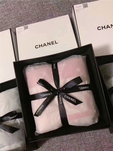 

brand scarves and shawls for the latest autumn and winter 2020 are exquisitely designed, stylish and versatile, Blue;gray