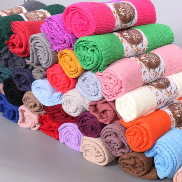 Europa und Amerika sehr beliebter einfacher Faltenschal-Schal-Verpackungs-Moslem-Hijab-Stirnband, beliebte Schals, 45 Farben, 10 Stück/Menge