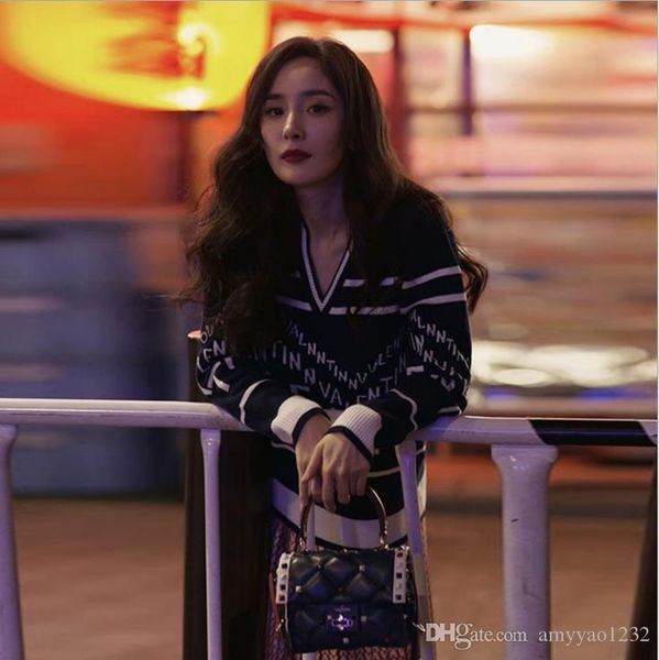 

1225 2019 весенние свитера с длинным рукавом v образным вырезом роскошный свитер синий белый пром мода женская бесплатная доставка цянь, White;black