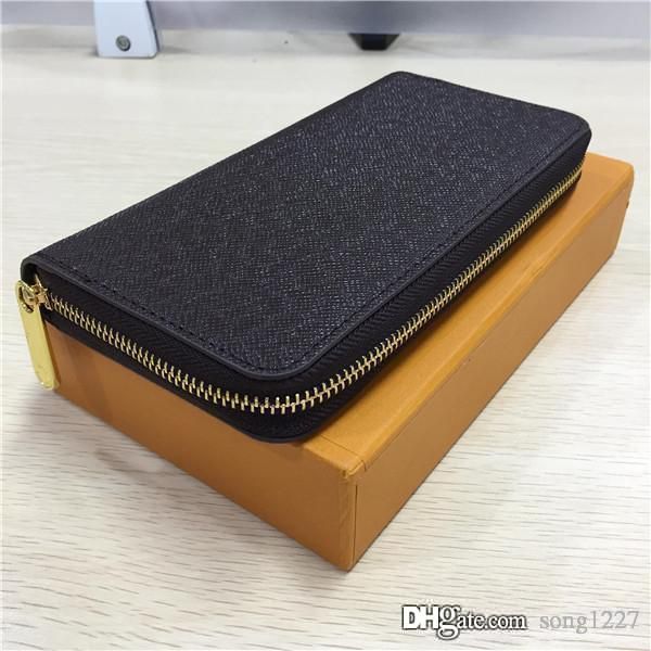 

017classic handbag, wallet in a variety of styles, zipper open and close, can hold banknotes, change and documents, size 19x10x1 cm