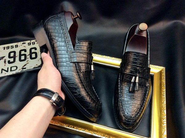 

Brand New Vintage Male Brogue Shoes Pointed Toe Business shoes Fashion Men Flats Tassel Oxfords Patent Leather Loafers