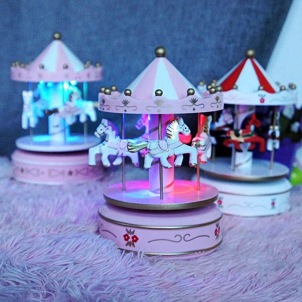 Spot New Merry-Go-Round Box com LED Lights Handicraft Cake Shop usando brinquedos de corda de luzes de Trojan