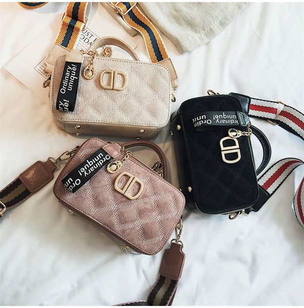 

2019 autumn new embroidered line shoulder bag korean version of the wild messenger bag wide square bag
