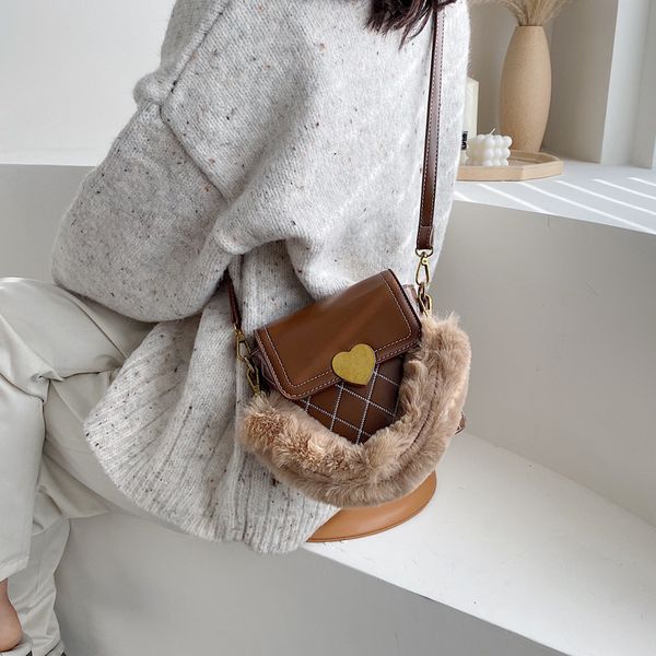 

bag girl autumn/winter fashion vintage diamond bucket bag 2020 new plush handbag sloping cross