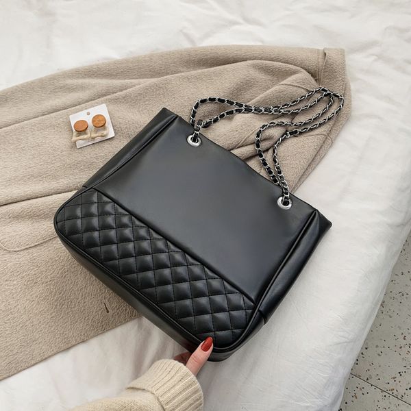 

high sense female 2020 new korean version of the trend fashion shoulder messenger rhombus chain wild
