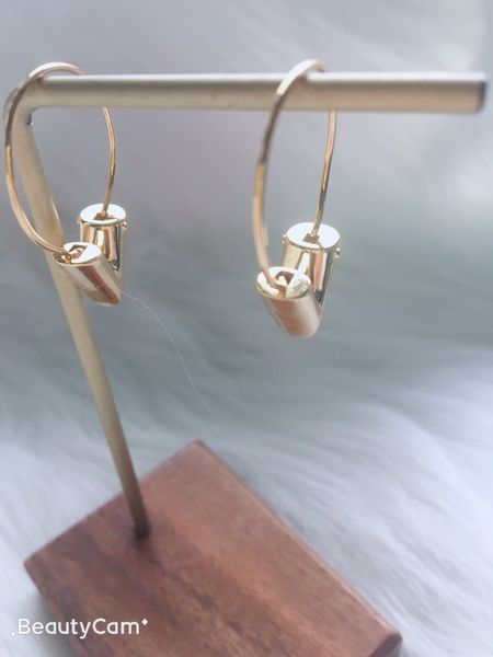 Оптово Классический конструктор Essential Медь с 18k позолоченный букв алфавита Big V Shape Charm Стад серьги для женщин Jewerly